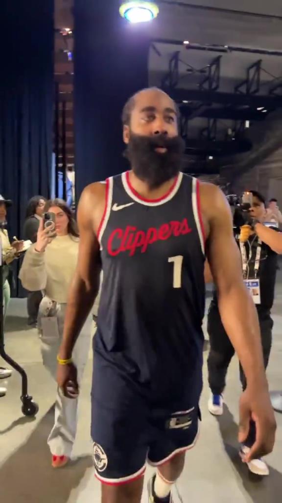 爆砍39分！哈登赛后走入球员通道气喘吁吁：今天是场艰苦的战斗